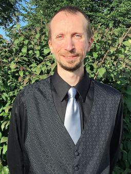 Jesse is a new member of the Kalamazoo Ringers and is excited to be ringing with the group! He rang handbells for four years with his church group previously, gaining experience with lower bass, upper treble, and various parts in-between. He and his wife have been blessed with 6 children. In his spare time, Jesse enjoys reading, working on home improvement projects, and playing the piano.