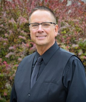 Kurt is so excited to be joining the KR family! He has been ringing handbells for 40+ years. He was a member of Embellish for several seasons and was the founding director of Bellistic! (Embellish’s former youth handbell ensemble). Currently, Kurt is the Director of Handbells at Park Congregational Church in downtown Grand Rapids. Kurt just started his 36th year of teaching for Northview Public Schools. He and his wife, Judi, enjoy gardening, camping, reading and spending time with their two kids, their two bonus kids, and their three grandsons.